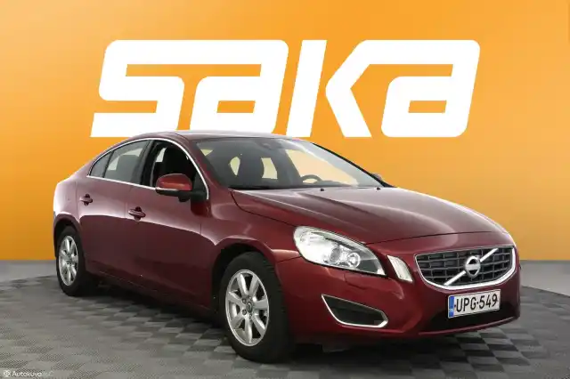 Punainen Sedan, Volvo S60 – UPG-549