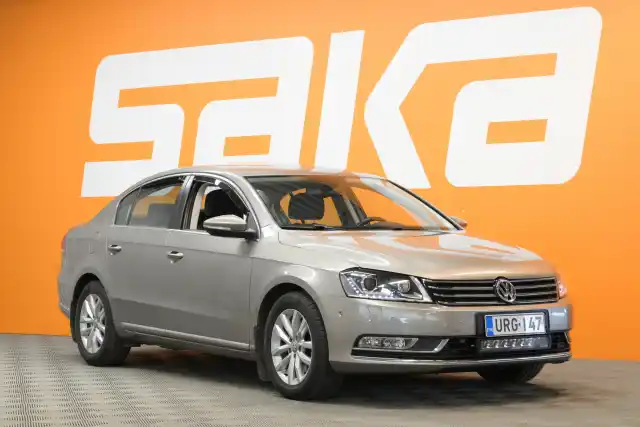 Beige Sedan, Volkswagen Passat – URG-147