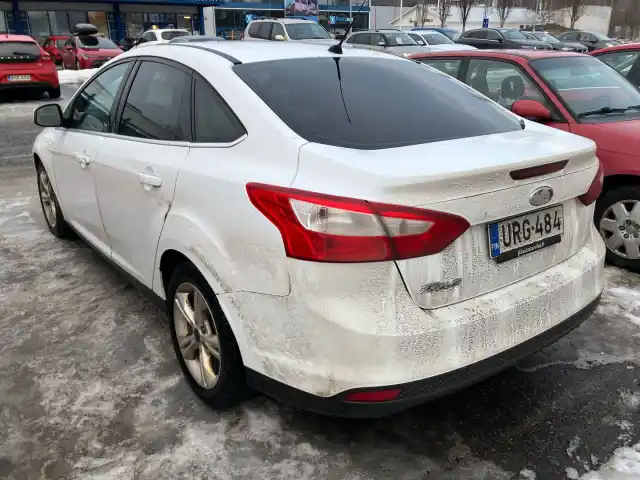 Valkoinen Sedan, Ford Focus – URG-484