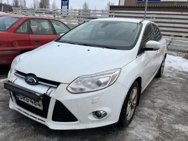 Valkoinen Sedan, Ford Focus – URG-484