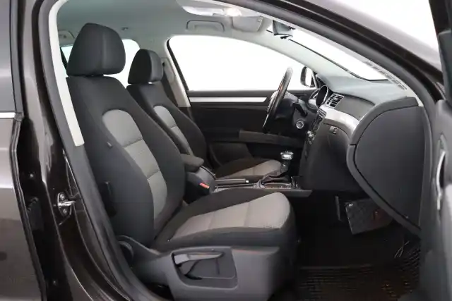 Ruskea Farmari, Skoda Superb – URG-916