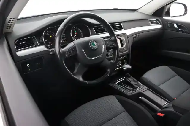 Ruskea Farmari, Skoda Superb – URG-916