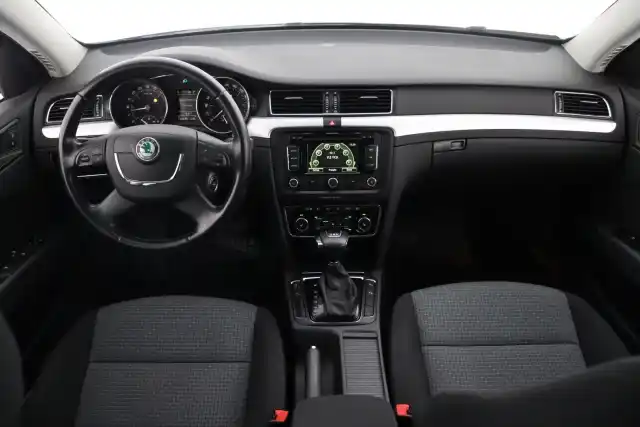Ruskea Farmari, Skoda Superb – URG-916