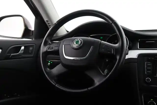 Ruskea Farmari, Skoda Superb – URG-916