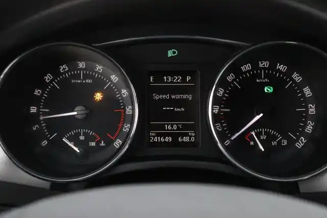 Ruskea Farmari, Skoda Superb – URG-916