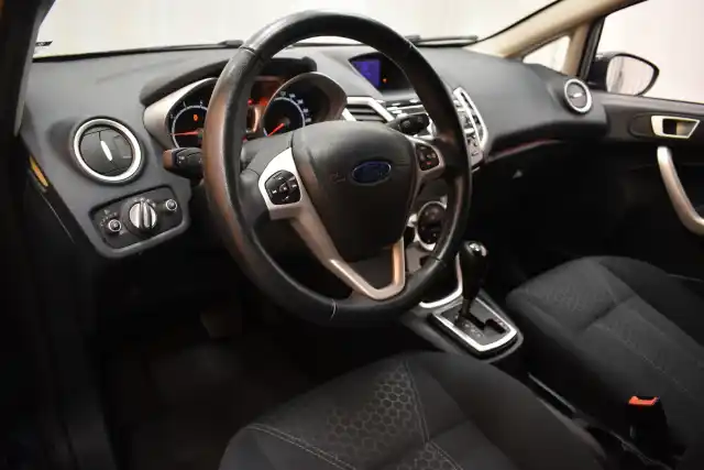 Harmaa Viistoperä, Ford Fiesta – URZ-746