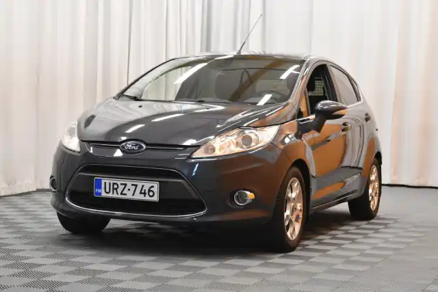 Harmaa Viistoperä, Ford Fiesta – URZ-746