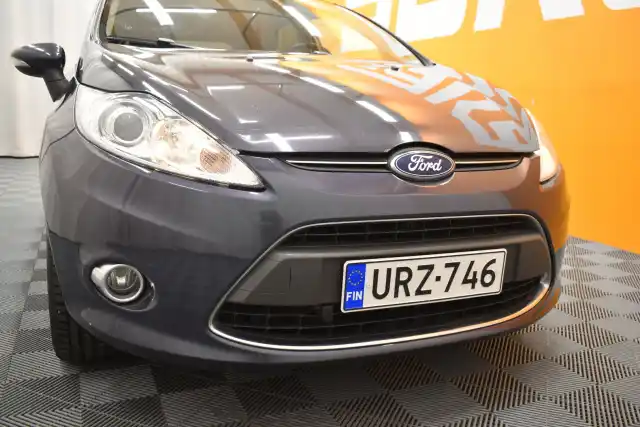 Harmaa Viistoperä, Ford Fiesta – URZ-746