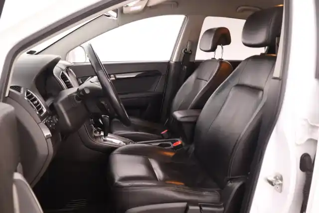Valkoinen Maastoauto, Chevrolet Captiva – URZ-944