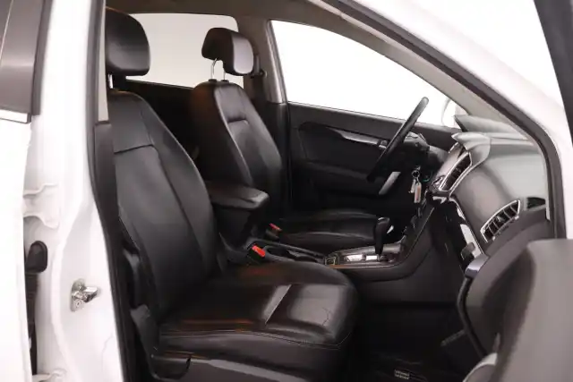Valkoinen Maastoauto, Chevrolet Captiva – URZ-944