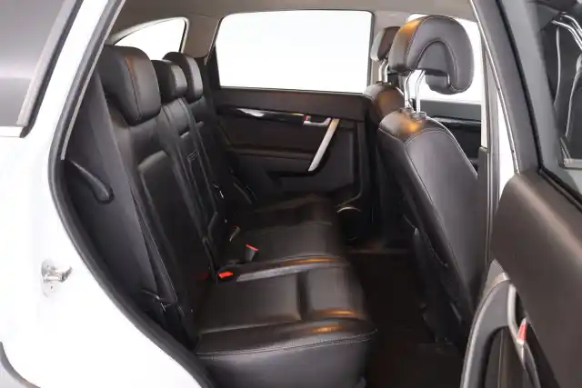 Valkoinen Maastoauto, Chevrolet Captiva – URZ-944