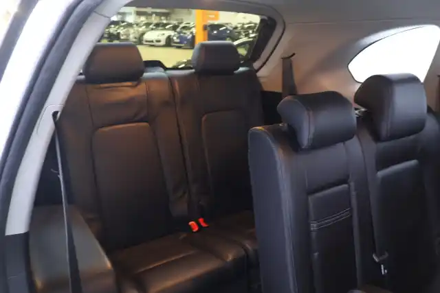 Valkoinen Maastoauto, Chevrolet Captiva – URZ-944