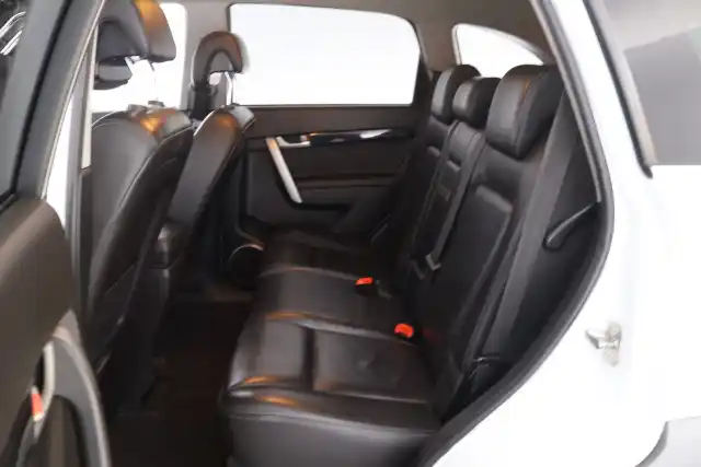 Valkoinen Maastoauto, Chevrolet Captiva – URZ-944