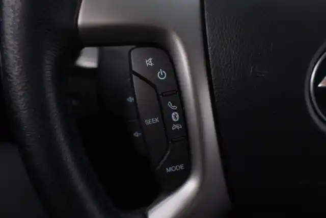 Valkoinen Maastoauto, Chevrolet Captiva – URZ-944