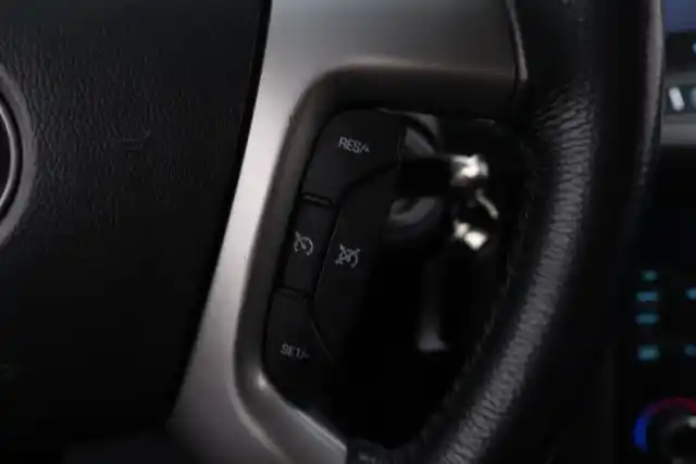 Valkoinen Maastoauto, Chevrolet Captiva – URZ-944
