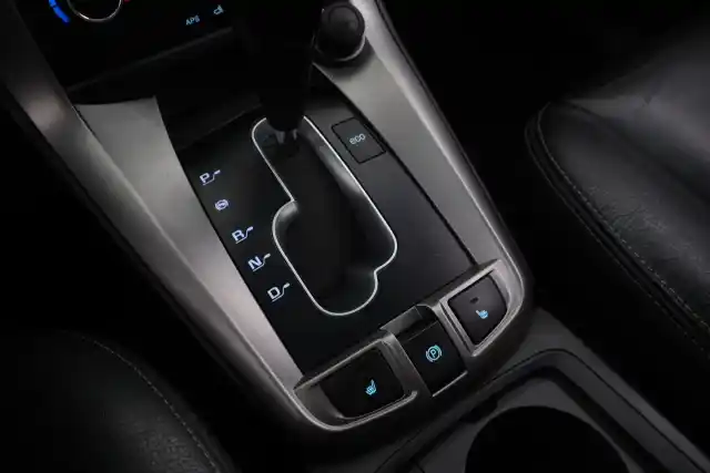 Valkoinen Maastoauto, Chevrolet Captiva – URZ-944