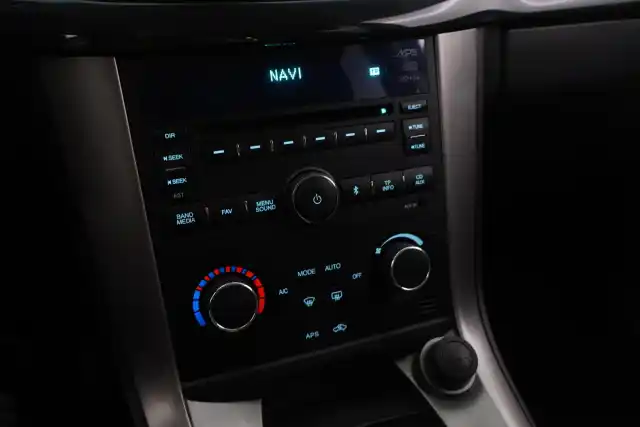 Valkoinen Maastoauto, Chevrolet Captiva – URZ-944