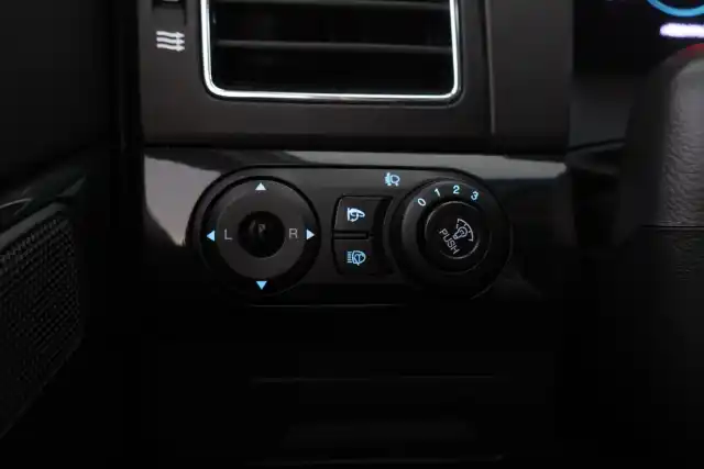 Valkoinen Maastoauto, Chevrolet Captiva – URZ-944
