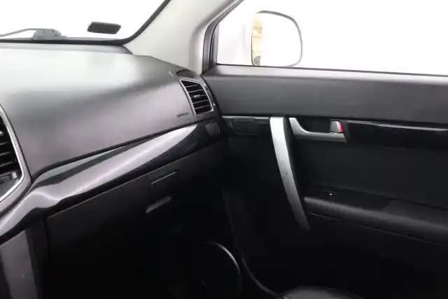 Valkoinen Maastoauto, Chevrolet Captiva – URZ-944
