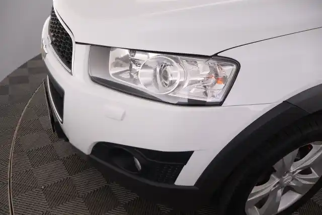 Valkoinen Maastoauto, Chevrolet Captiva – URZ-944