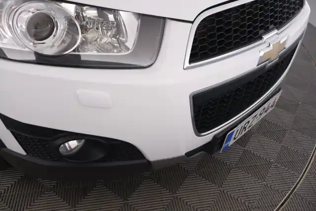 Valkoinen Maastoauto, Chevrolet Captiva – URZ-944