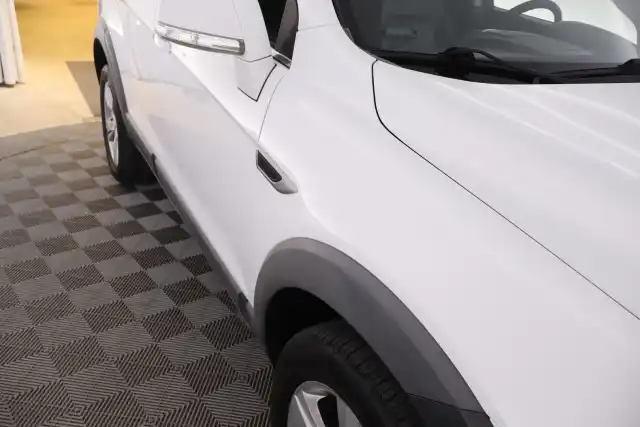 Valkoinen Maastoauto, Chevrolet Captiva – URZ-944