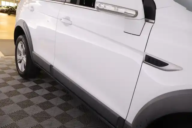 Valkoinen Maastoauto, Chevrolet Captiva – URZ-944