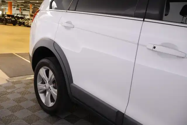 Valkoinen Maastoauto, Chevrolet Captiva – URZ-944