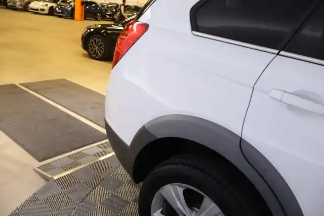 Valkoinen Maastoauto, Chevrolet Captiva – URZ-944