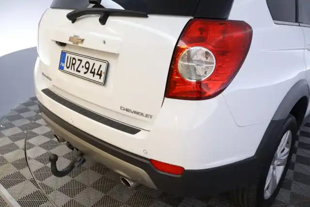 Valkoinen Maastoauto, Chevrolet Captiva – URZ-944