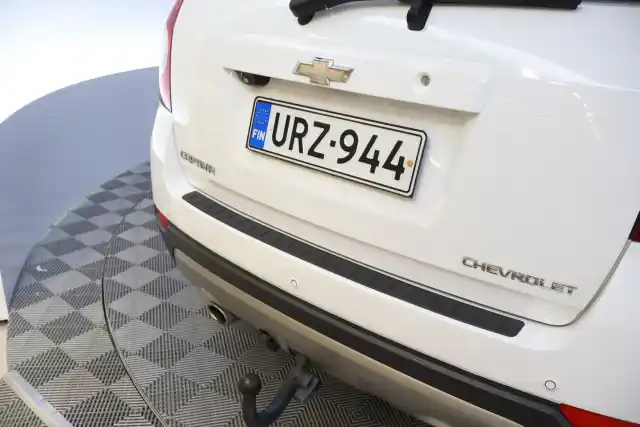 Valkoinen Maastoauto, Chevrolet Captiva – URZ-944