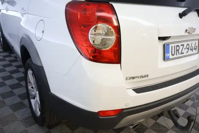Valkoinen Maastoauto, Chevrolet Captiva – URZ-944