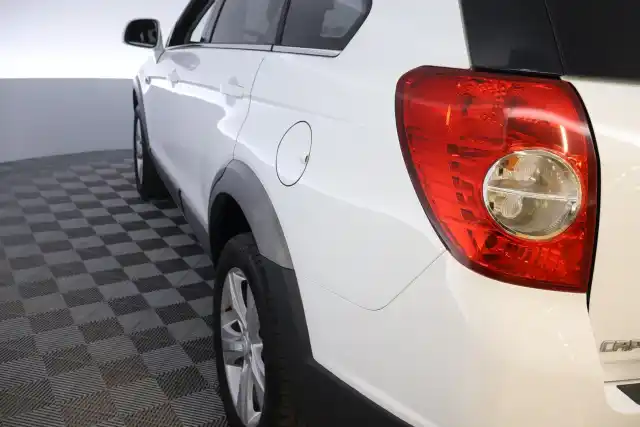 Valkoinen Maastoauto, Chevrolet Captiva – URZ-944
