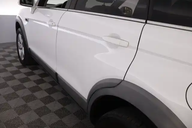 Valkoinen Maastoauto, Chevrolet Captiva – URZ-944