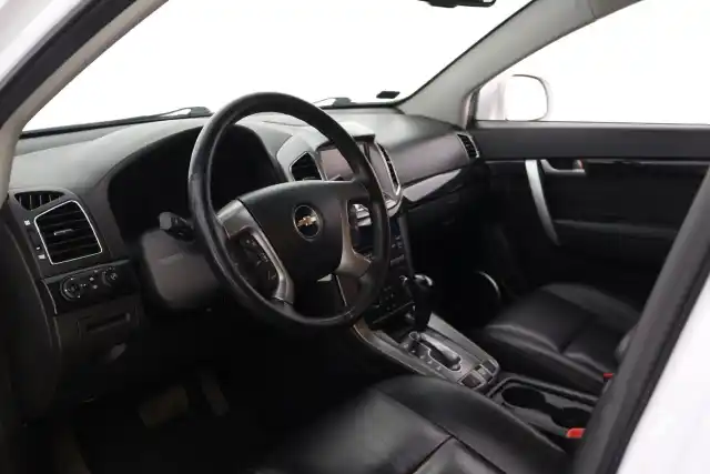 Valkoinen Maastoauto, Chevrolet Captiva – URZ-944