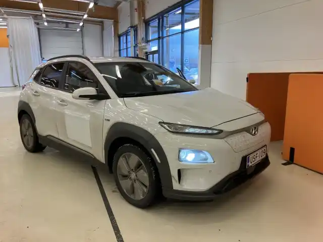 Valkoinen Maastoauto, Hyundai KONA – USF-109