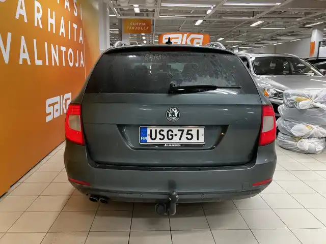Vihreä Farmari, Skoda Superb – USG-751