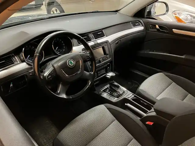 Vihreä Farmari, Skoda Superb – USG-751