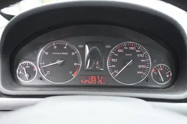 Harmaa Sedan, Peugeot 407 – USY-331