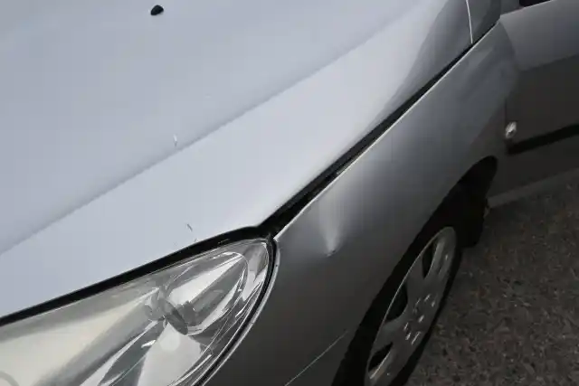 Harmaa Sedan, Peugeot 407 – USY-331