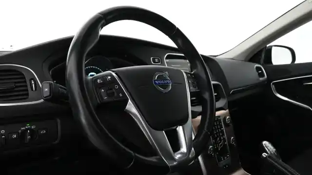 Valkoinen Viistoperä, Volvo V40 Cross Country – UTG-690