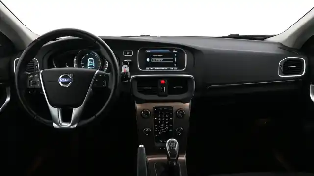 Valkoinen Viistoperä, Volvo V40 Cross Country – UTG-690