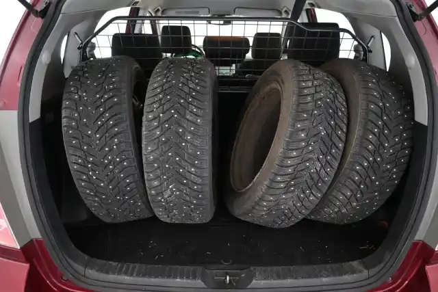Punainen Farmari, Toyota Corolla Verso – UTY-623