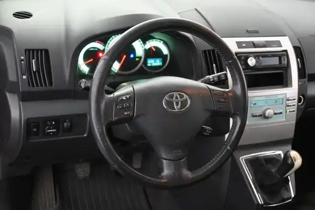 Punainen Farmari, Toyota Corolla Verso – UTY-623