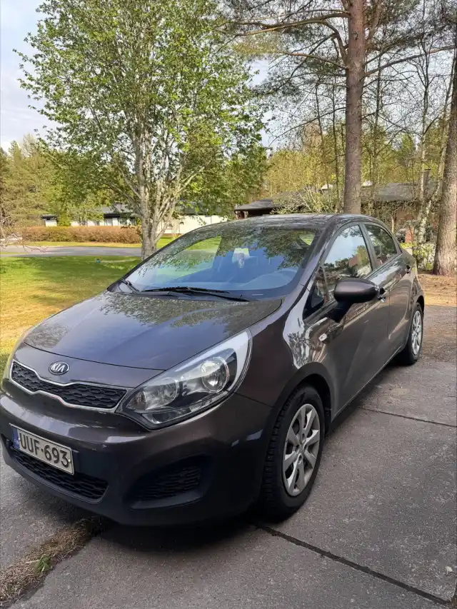 Ruskea Viistoperä, Kia Rio – UUF-693