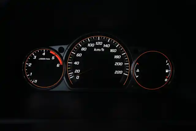 Harmaa Tila-auto, Honda CR-V – UUY-587