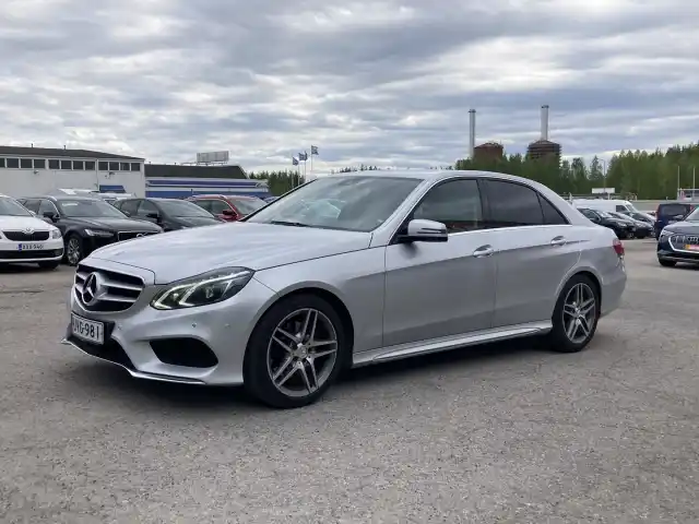 Harmaa Sedan, Mercedes-Benz E – UVG-981
