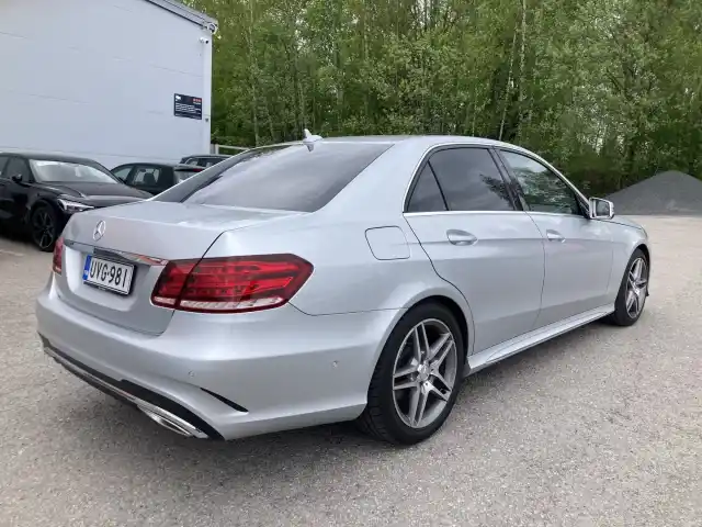 Harmaa Sedan, Mercedes-Benz E – UVG-981