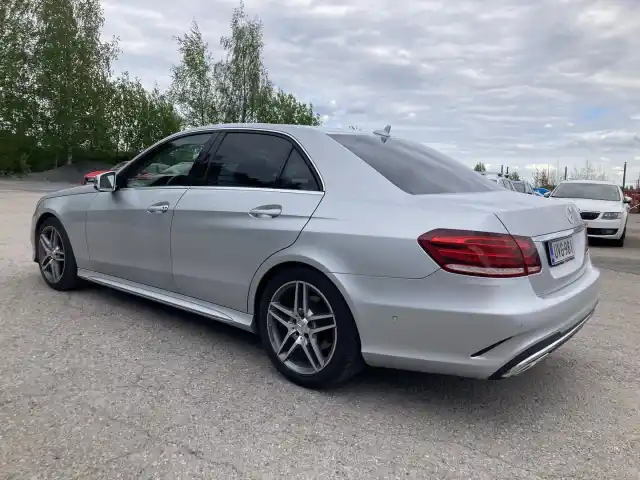 Harmaa Sedan, Mercedes-Benz E – UVG-981