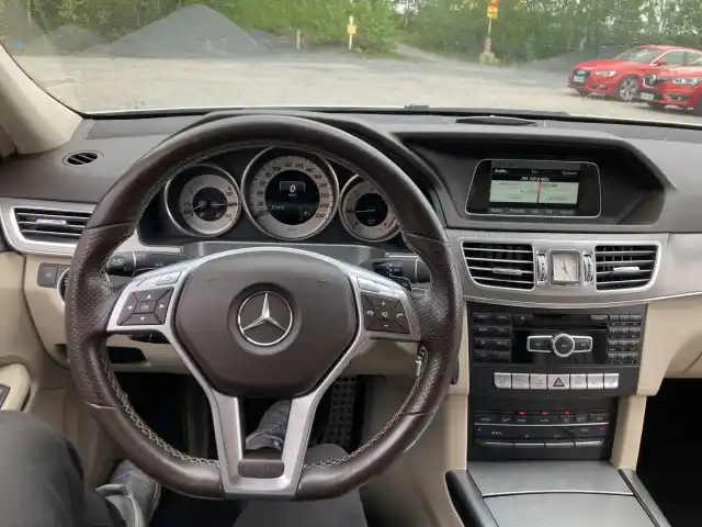 Harmaa Sedan, Mercedes-Benz E – UVG-981
